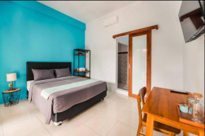 Greek House: Room w/Desk and Shared Pool&Kitchen/6